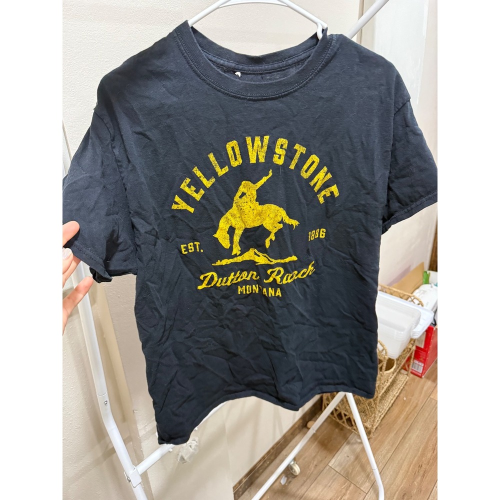 Yellowstone Dutton Ranch Montana Graphic T-Shirt Womens Large Black Distressed